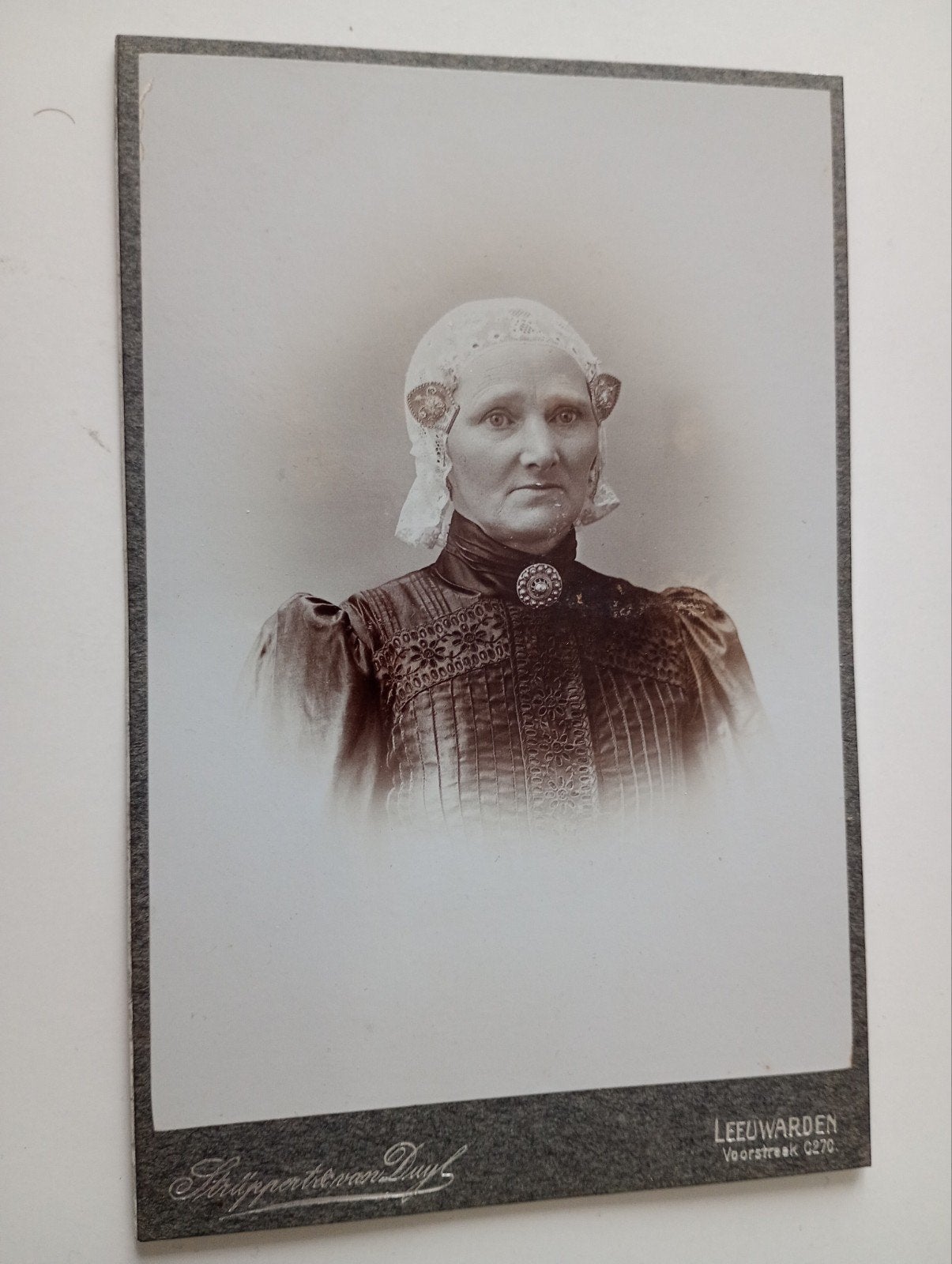 Kabinetsfoto Leeuwarden Vrouw in Klederdracht, Gebruikt, Foto, Klederdracht, Ophalen of Verzenden