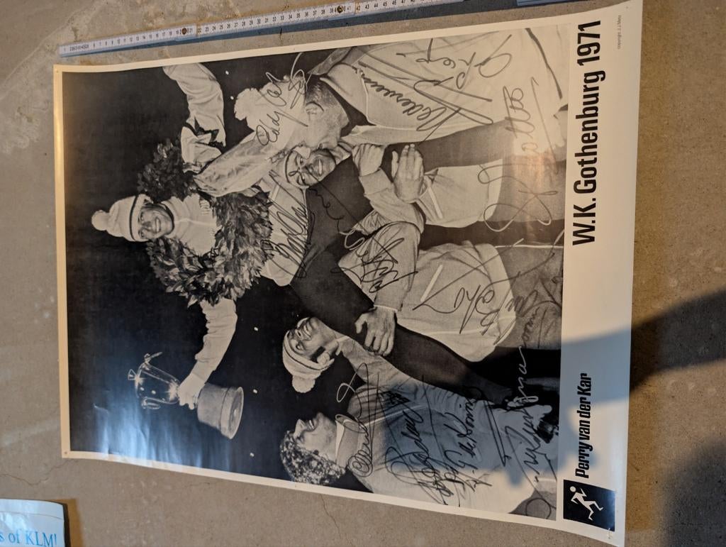 WK Gotenburg 1971 "gesigneerde" poster Perry van der Kar, Ophalen of Verzenden, Sport, A1 t/m A3, Rechthoekig Staand