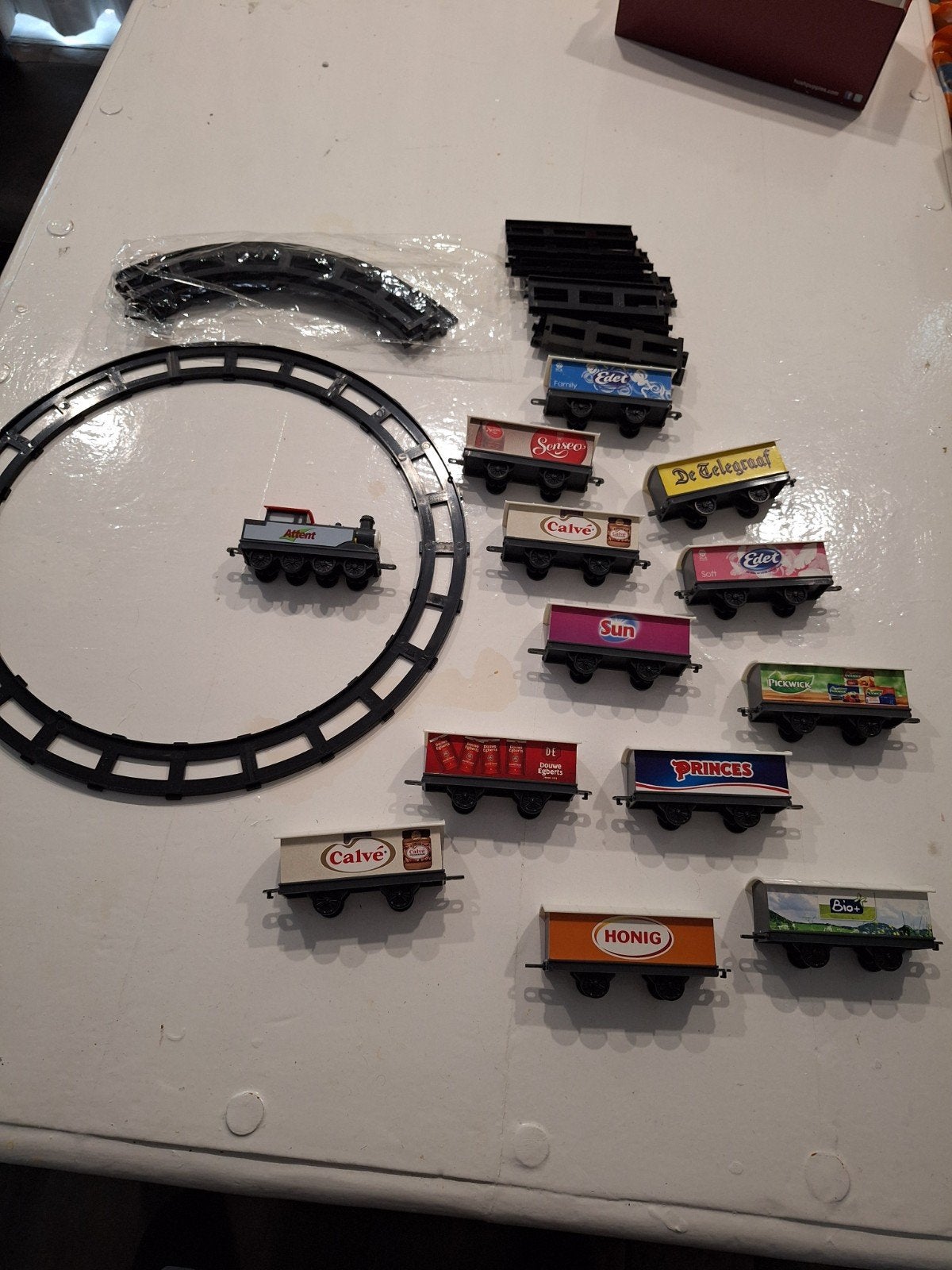 Attent trein met nieuwe locomotief en 12 wagons, Ophalen of Verzenden, Nieuw