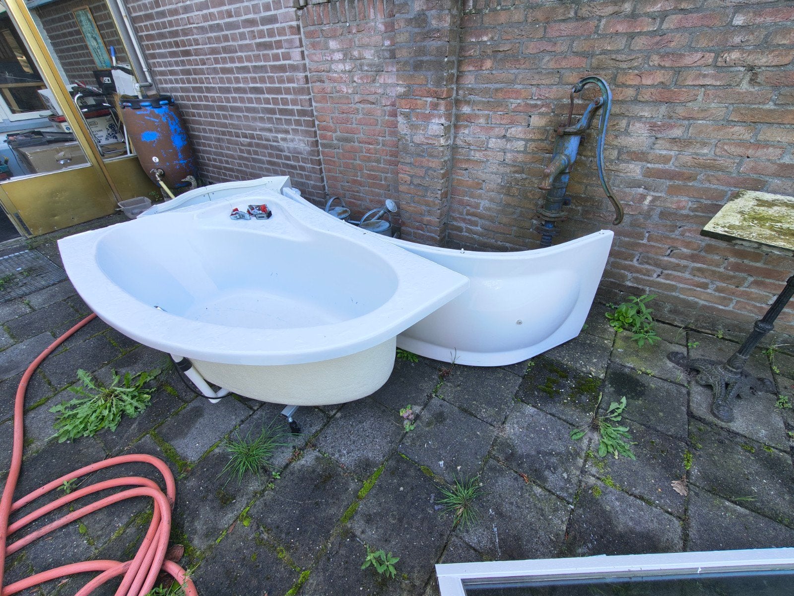 Hoekbad wit met paneel/rand, Ophalen of Verzenden, Gebruikt, Met bad
