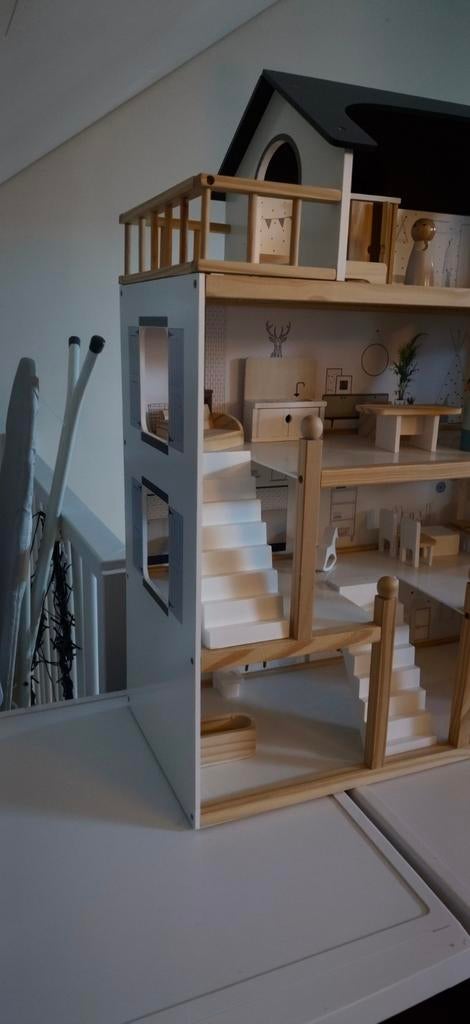 Poppenhuis met complete inrichting - Zo goed als nieuw, Ophalen of Verzenden, Zo goed als nieuw, Poppenhuis