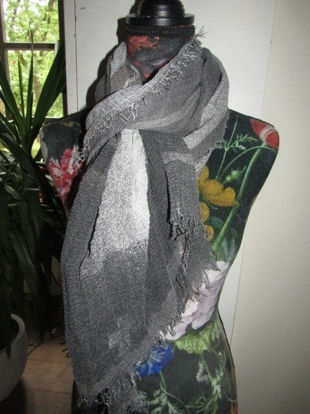 E1613 SHAWLS sjaal grijs dyed effect, Kleding | Dames, Maat 38/40 (M), Verzenden, Shawls, Zo goed als nieuw