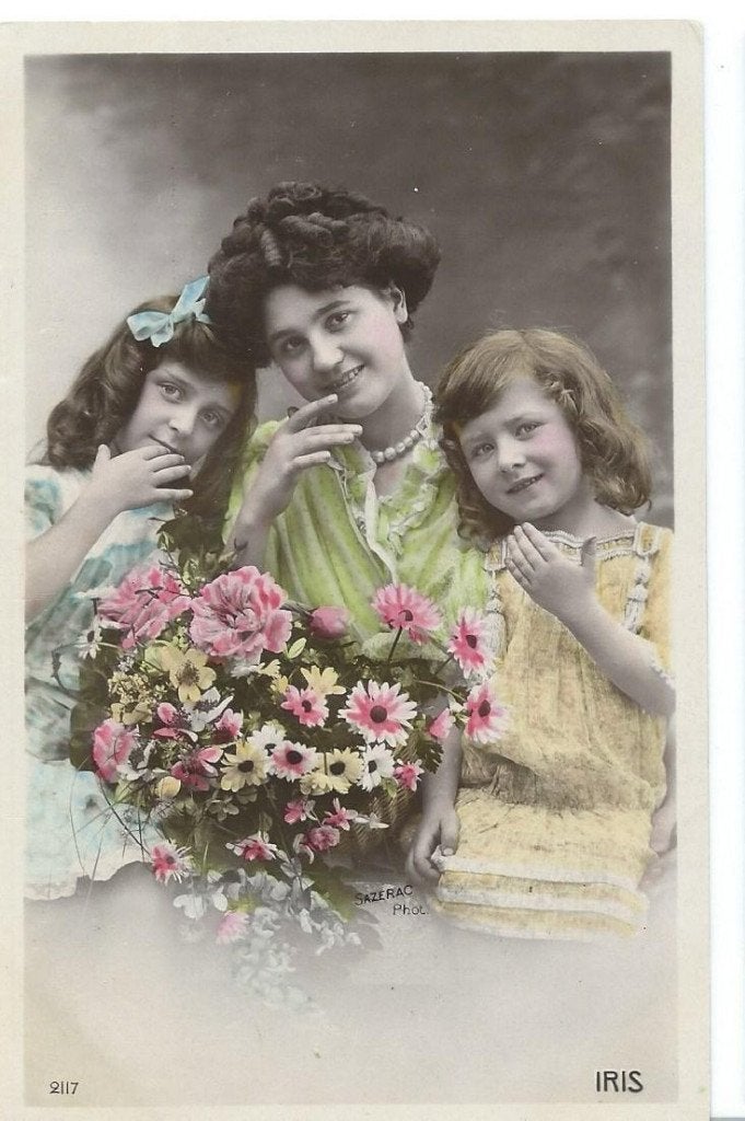 Antieke ansichtkaart: Vrouw met twee meisjes en bloemen, Ophalen of Verzenden, Voor 1920, Gelopen, Kinderen