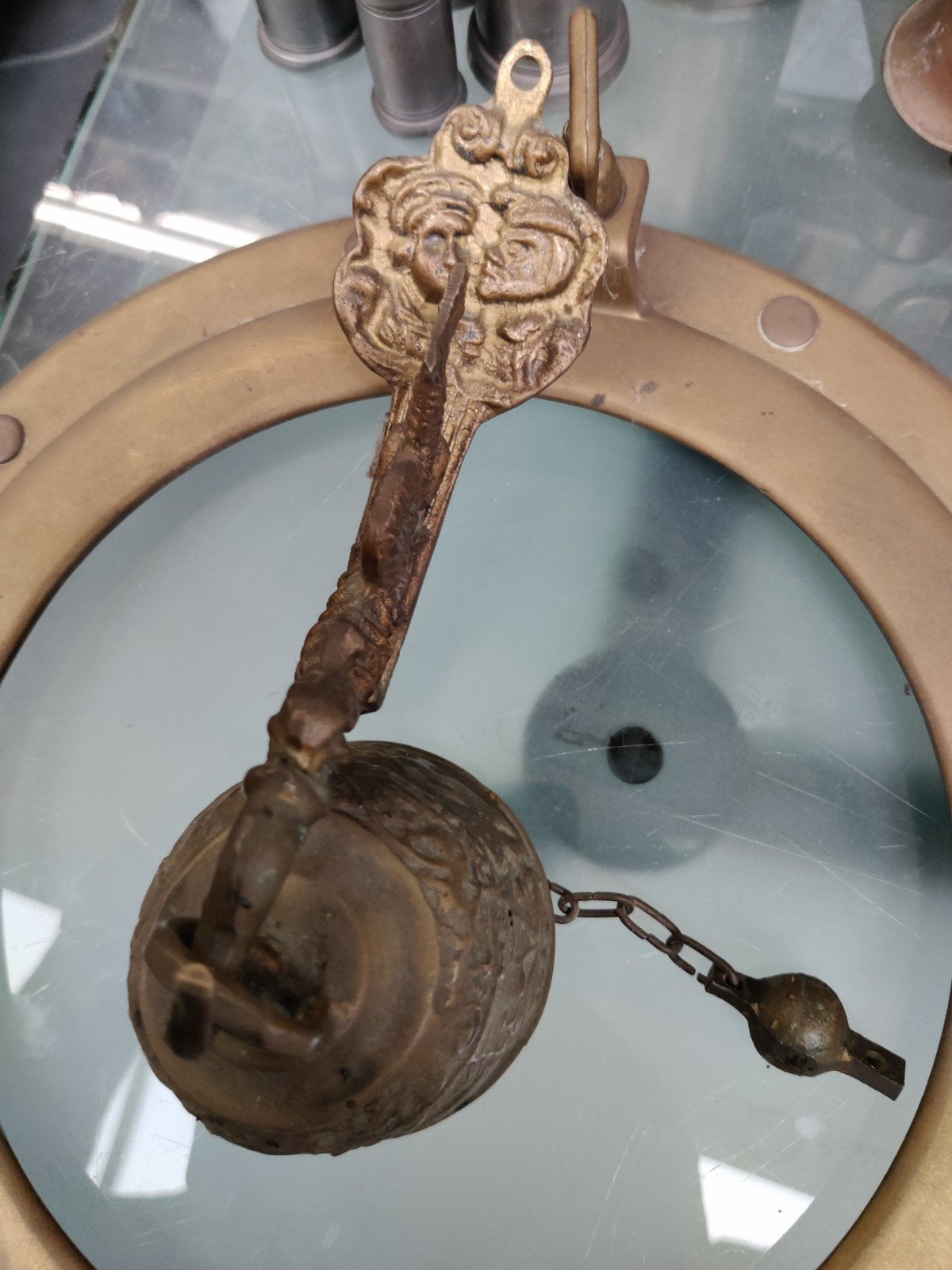 Antieke bronzen deurbel met decoratieve sleutel, Ophalen of Verzenden