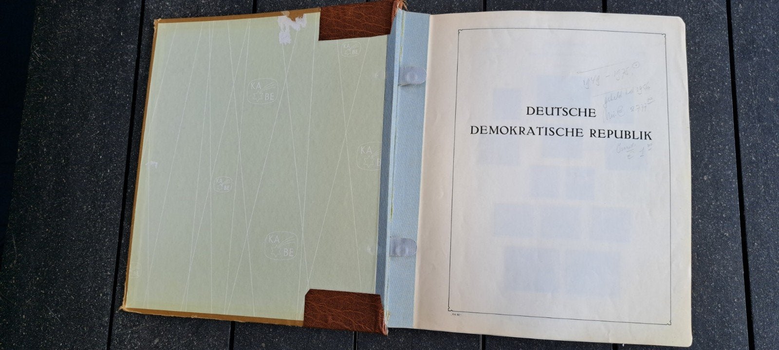 Leeg Duits KABE album DDR 1950-1975 met zwarte fliebertjes, Ophalen of Verzenden