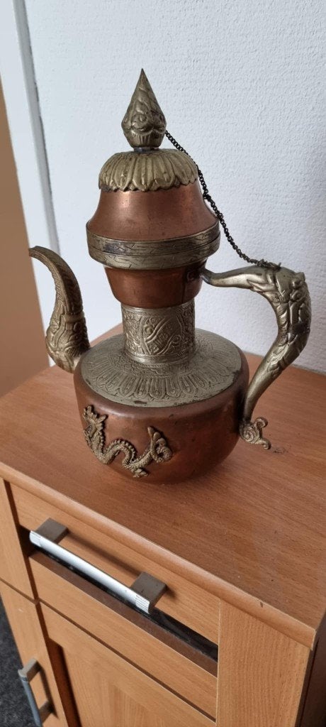 Tibetaanse koperen en messing koffiepot versierd met draken, Ophalen, Koper