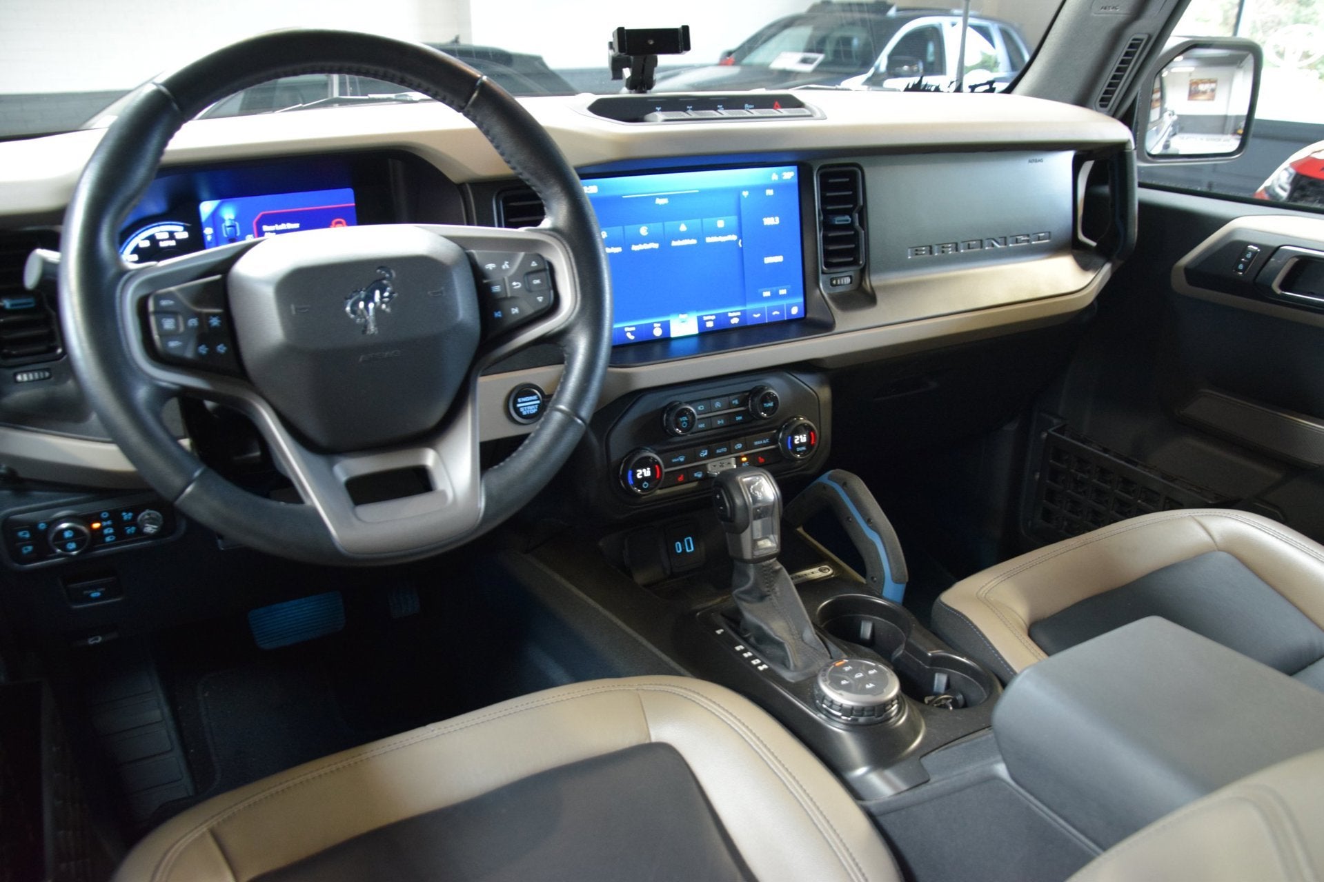 Ford Bronco 2.7 V6 5-persoons Wildtrak Sasquatch Package Aut, Auto's, Automaat, Dealer onderhouden, Blauw, Bedrijf