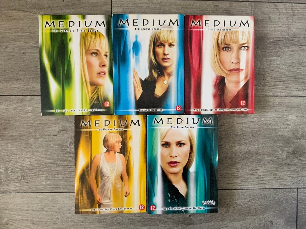 DVD - Medium Seizoen / Serie 1 t/m 5 DVD's NL ondertitels, Cd's en Dvd's, Alle leeftijden, Ophalen of Verzenden, Zo goed als nieuw