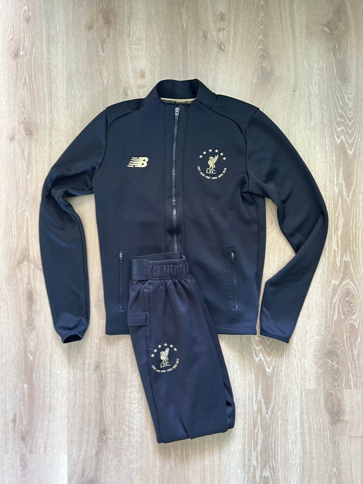 Liverpool trainingspak New Balance 19/20 Maat 158, Kinderen en Baby's, Kinderkleding | Maat 158, Gebruikt, Jongen of Meisje, Sport- of Zwemkleding
