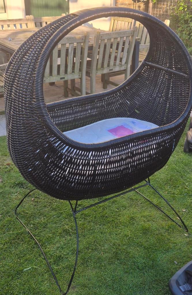 Zwarte rotan wieg met matras, Ophalen, Zo goed als nieuw, Wieg