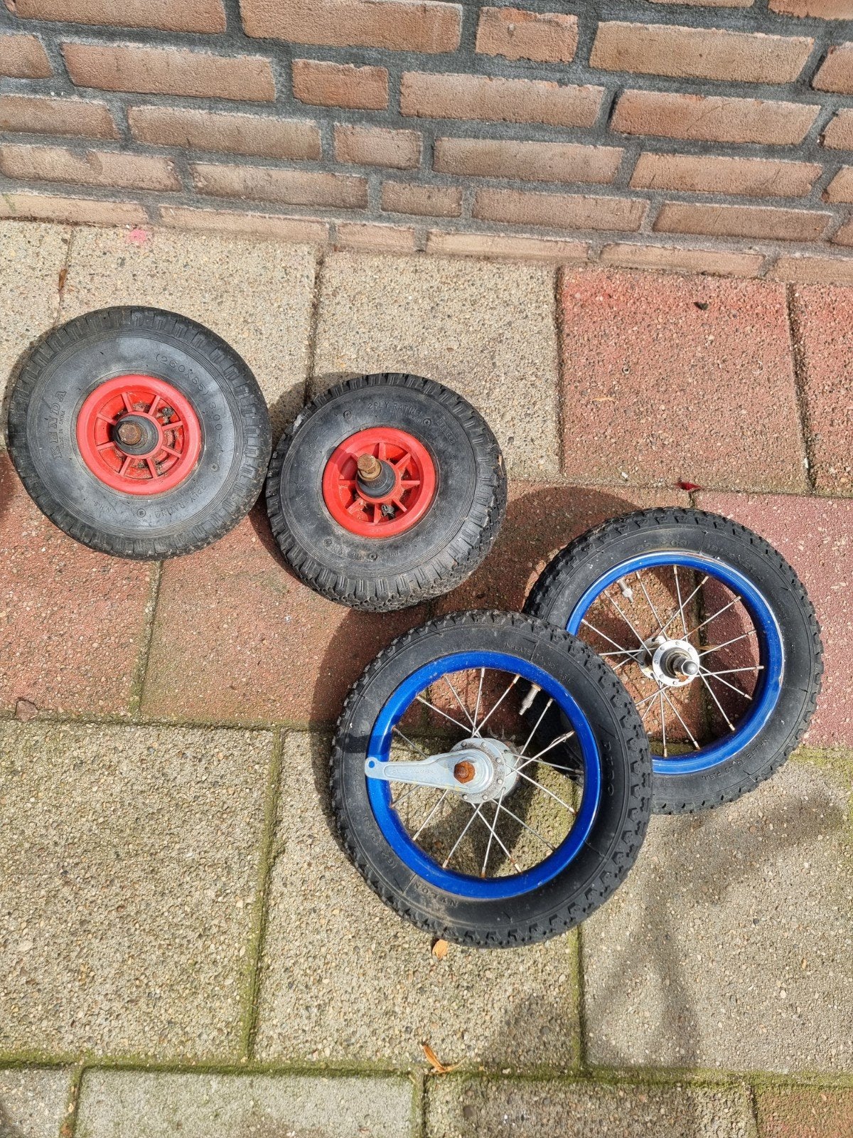 Diverse fietswielen en kruiwagenwielen - Gebruikt, Gebruikt, Onbekend, Kinderfiets, Rubber