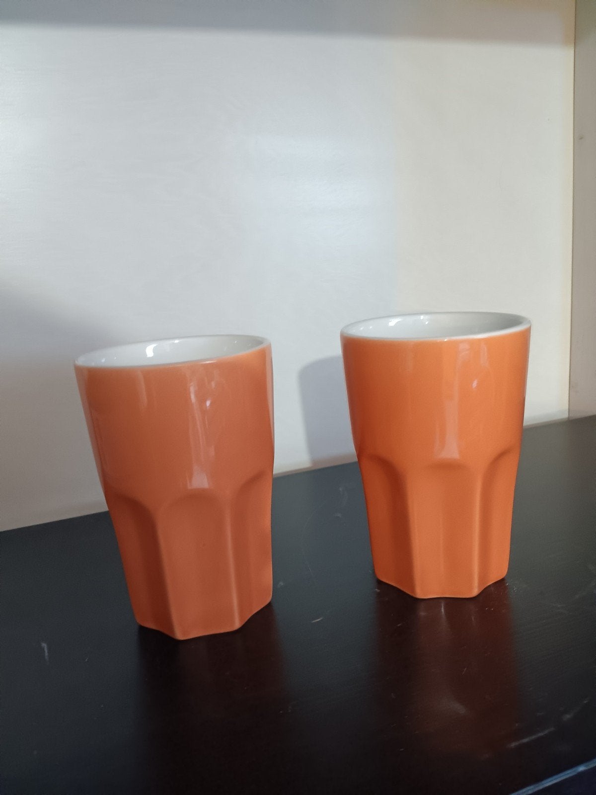 Set van 2 oranje keramieke mokken/bekers, Keramiek, Ophalen of Verzenden, Zo goed als nieuw, Overige stijlen