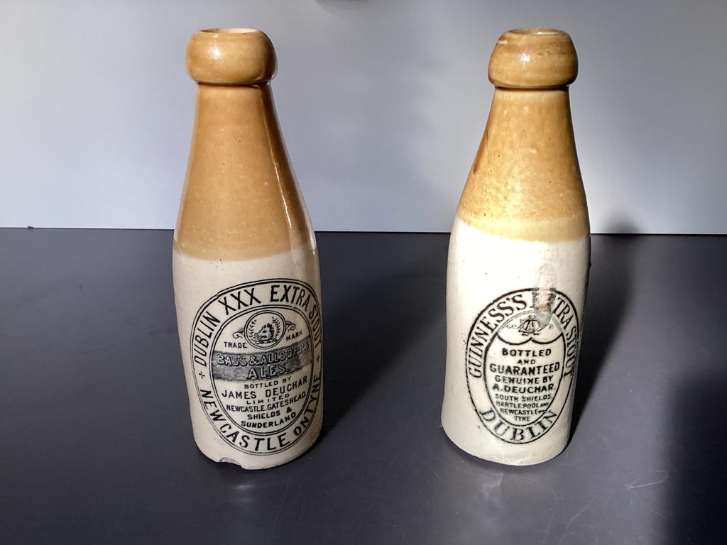 2 Antieke Stenen Karaffen/Flessen: Guinness & Bass Ale, Antiek en Kunst, Ophalen of Verzenden