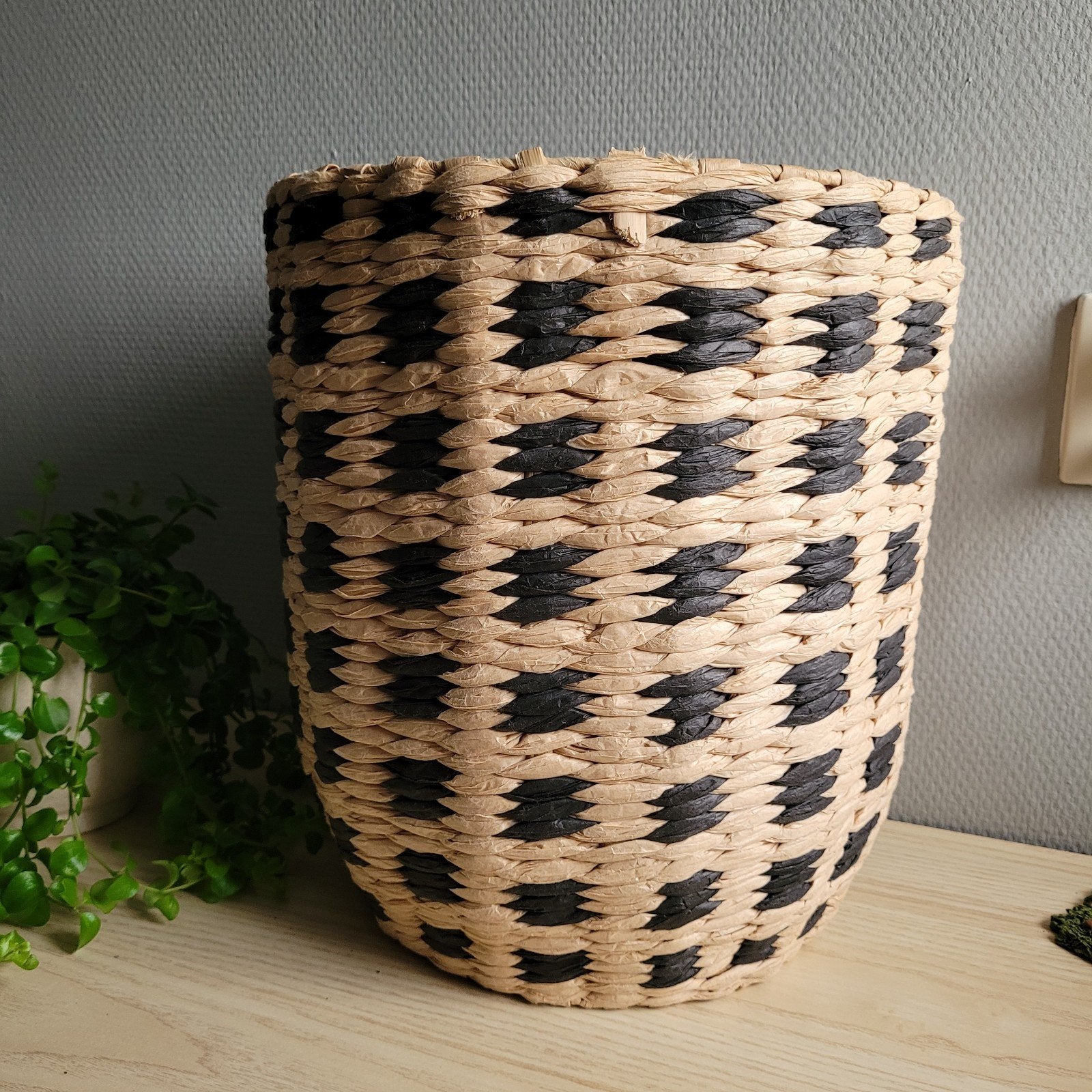 Rieten mand met zwart patroon, Gebruikt, Gevlochten, Mand, Rond