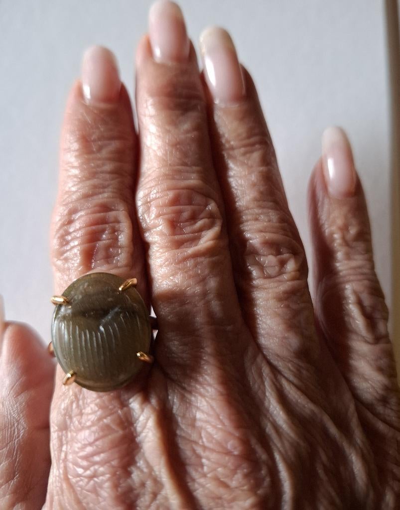 Vergulde ring met salie-groene agaat scarabee, 18mm, Verzenden, Zo goed als nieuw, 17 tot 18, Dame of Heer