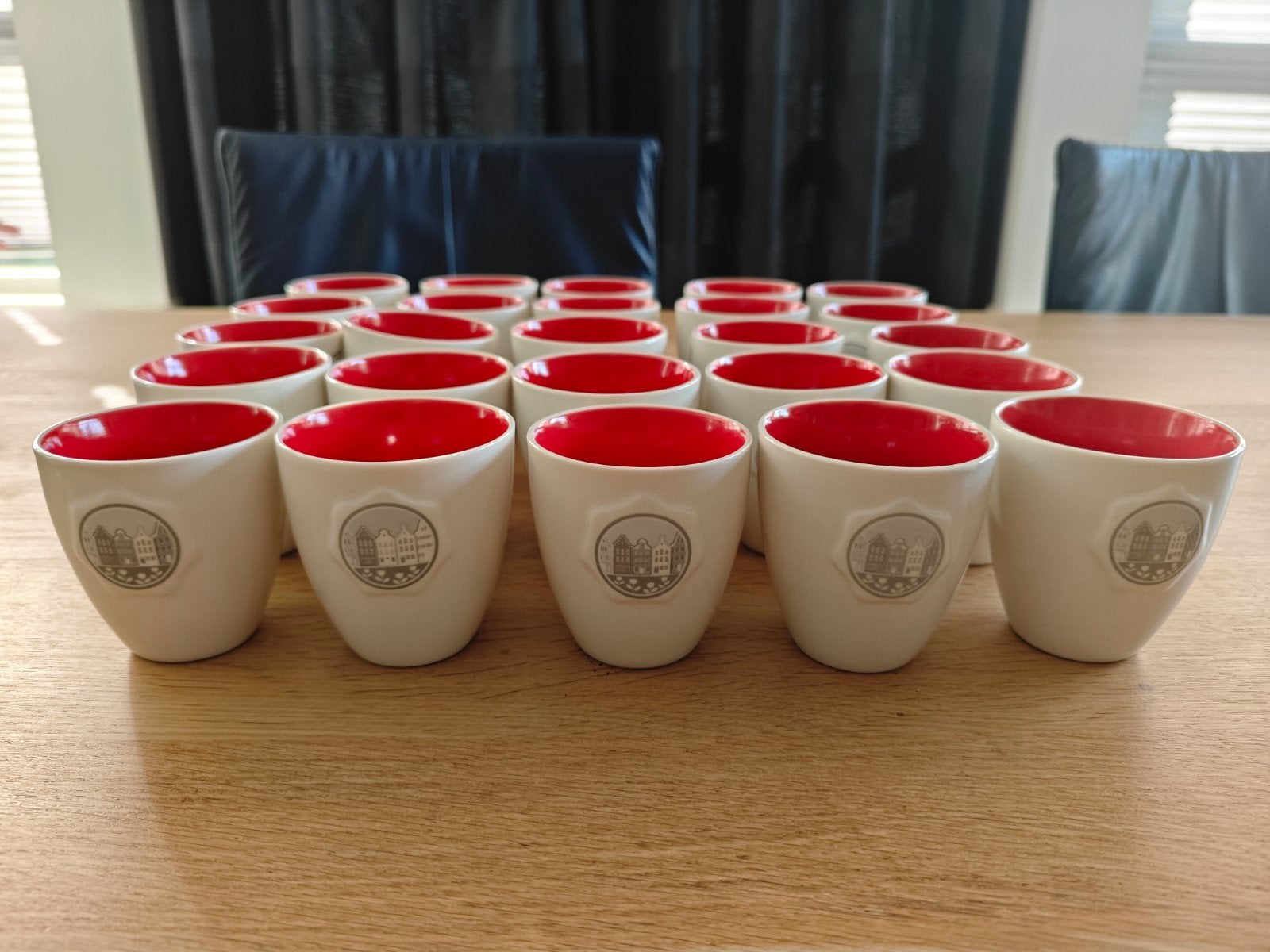 25x Postcode Loterij Mokken - Wit met rood interieur, Ophalen of Verzenden, Zo goed als nieuw, Overige stijlen, Kop(pen) en/of Schotel(s)