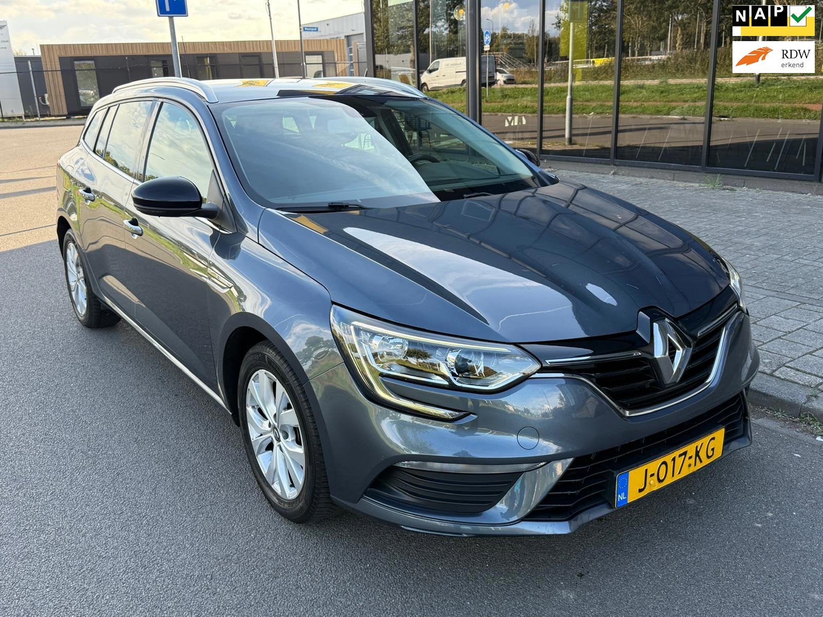 Renault Mégane Estate 1.3 TCe Limited/Automaat/Carplay/Airc, Auto's, Dealer onderhouden, Gebruikt, Euro 6, 4 cilinders