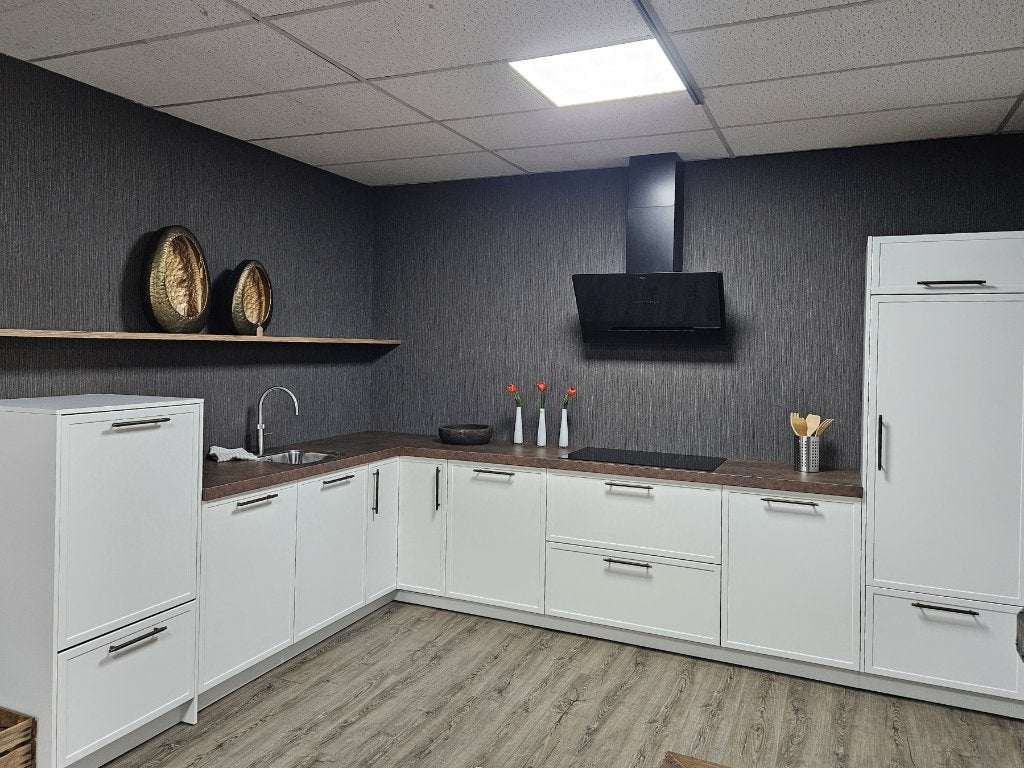 Showroomkeuken wit met Quooker en Pelgrim apparatuur, Ophalen, Nieuw, 200 cm of meer, 50 tot 75 cm