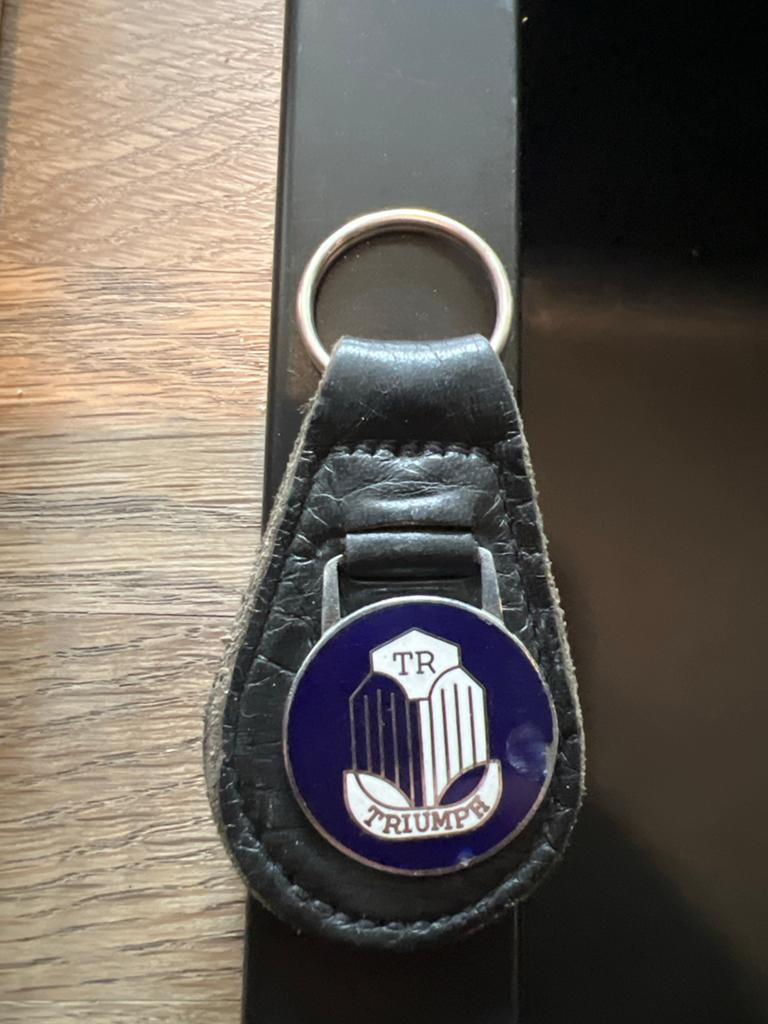 Vintage Triumph sleutelhanger - Leer en emaille, Ophalen of Verzenden, Gebruikt, Merk