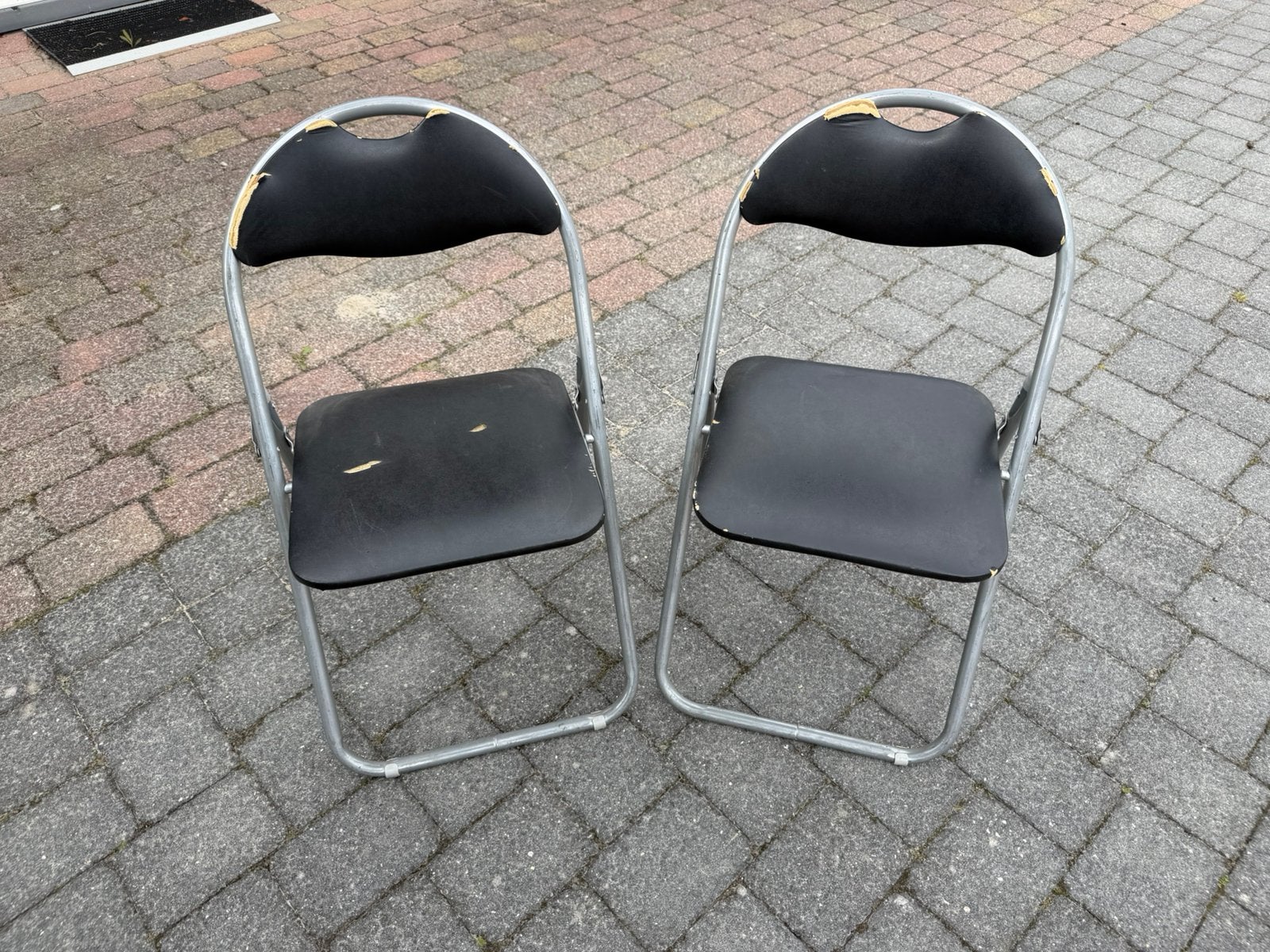 Gratis af te halen 2x klapstoelen, zittingen beschadigd, Ophalen, Gebruikt, Twee, Zwart