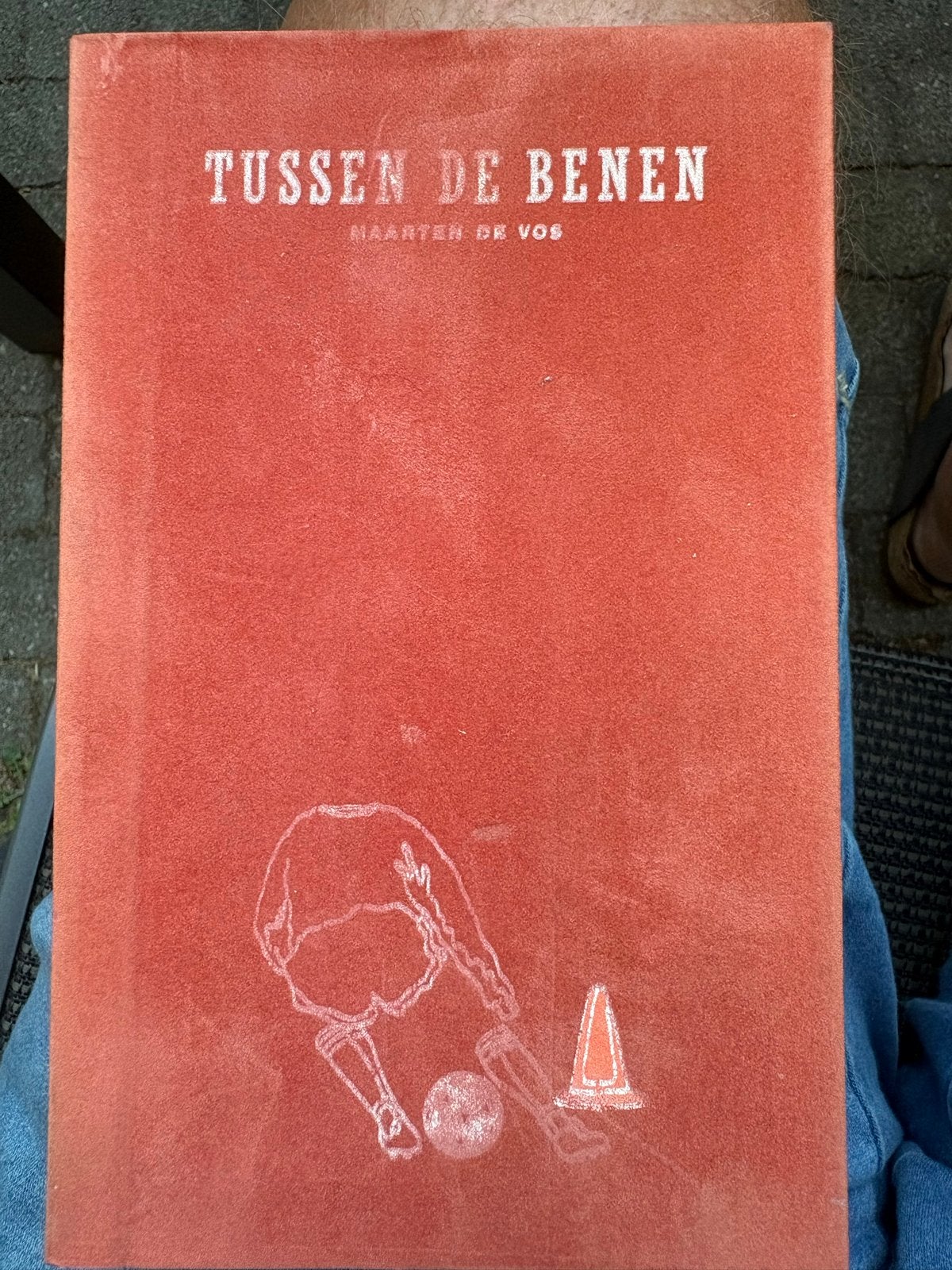 Tussen de Benen - Maarten de Vos (Voetbalboek), Ophalen of Verzenden, Gelezen, Balsport