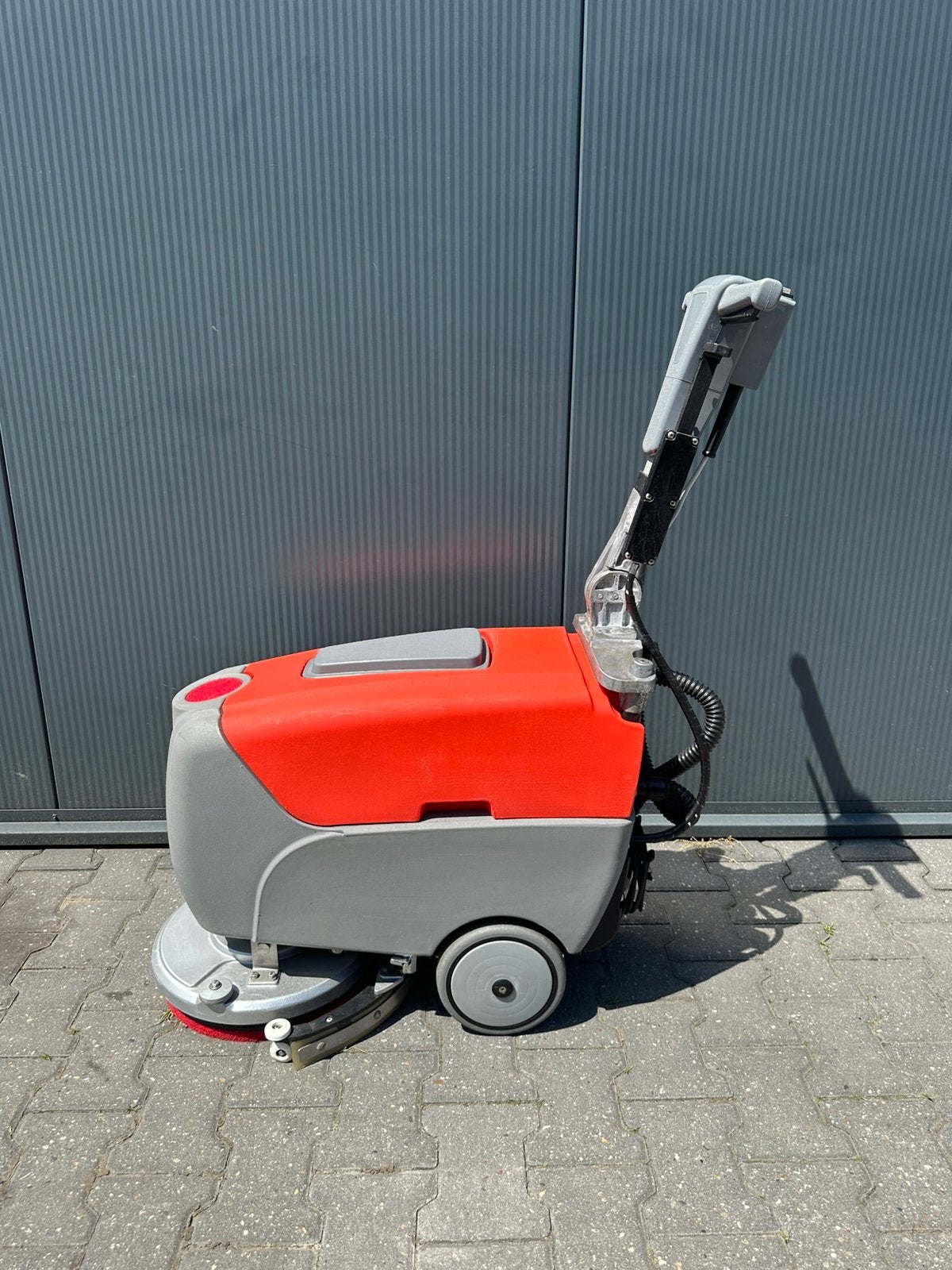 Hako B12 Schrobzuigmachine – Gereviseerd – Nieuwe Accu’s, Ophalen, Gebruikt