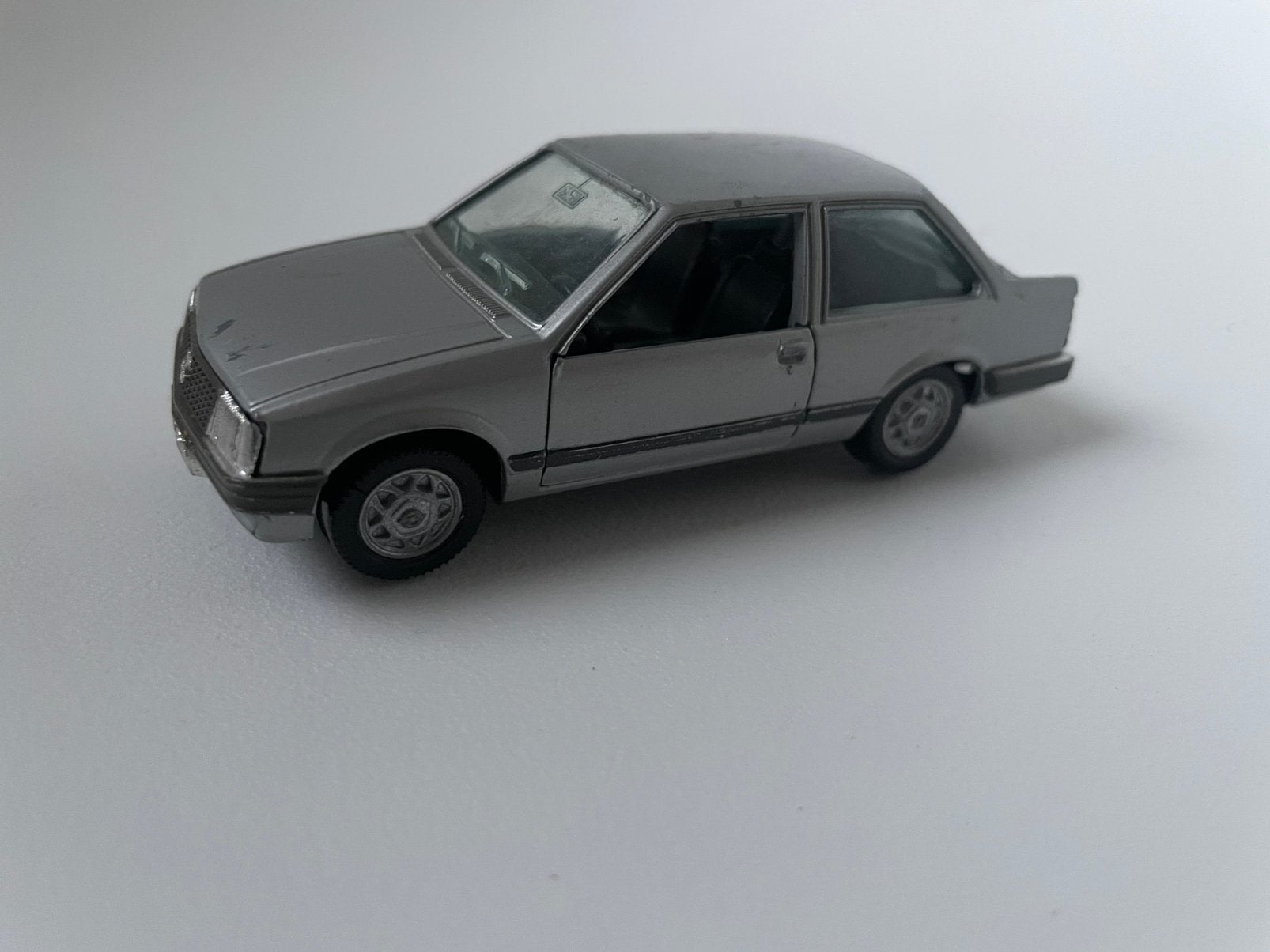 model Opel Corsa sedan 2-d, 1/43 GAMA, zilver, zilvergrijs, Ophalen of Verzenden, Gebruikt, Auto, Gama