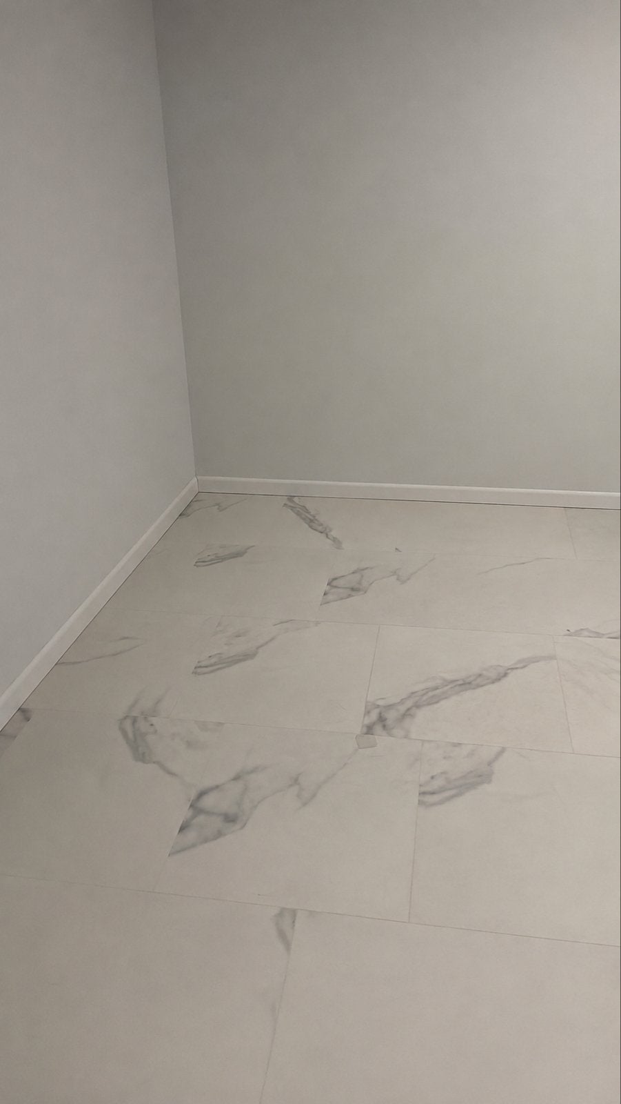 Pvc kliksysteem vloer met plinten en ondervloer, ca 37m², Gebruikt, Marblelook, Wit, Overige typen