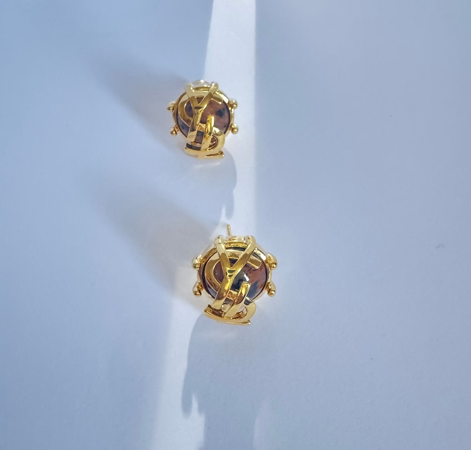 Gouden oorbellen in verpakking, Overige materialen, Nieuw, Ophalen of Verzenden, Knopjes of Stekers