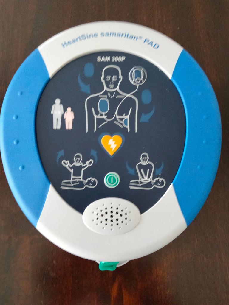 AED HeartSine Samaritan Pad 300P, Diversen, Verpleegmiddelen, Ophalen of Verzenden, Zo goed als nieuw
