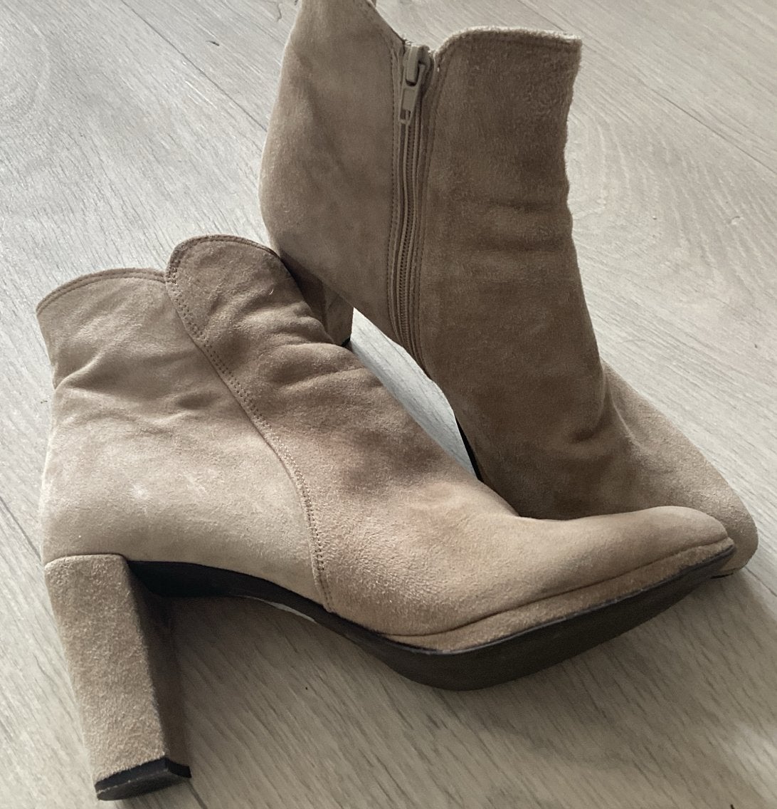 Beige suède enkellaarsjes Maat 41 met hak, Beige, Lage of Enkellaarzen, Ophalen of Verzenden, Zo goed als nieuw
