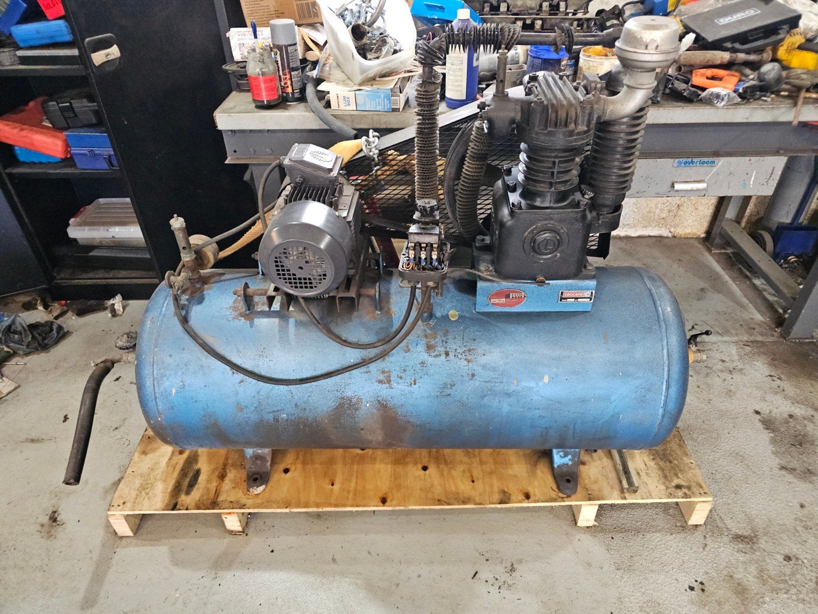 Werkende Ceccato Compressor - 200 liter tank, Doe-het-zelf en Verbouw, Ophalen, Gebruikt, 200 tot 400 liter/min, 10 bar of meer