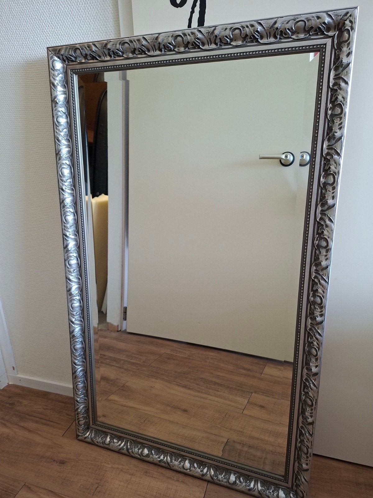 Grote spiegel met sierlijke zilveren lijst (105x65 cm), Antiek en Kunst, Ophalen, Rechthoekig, 50 tot 100 cm, 100 tot 150 cm