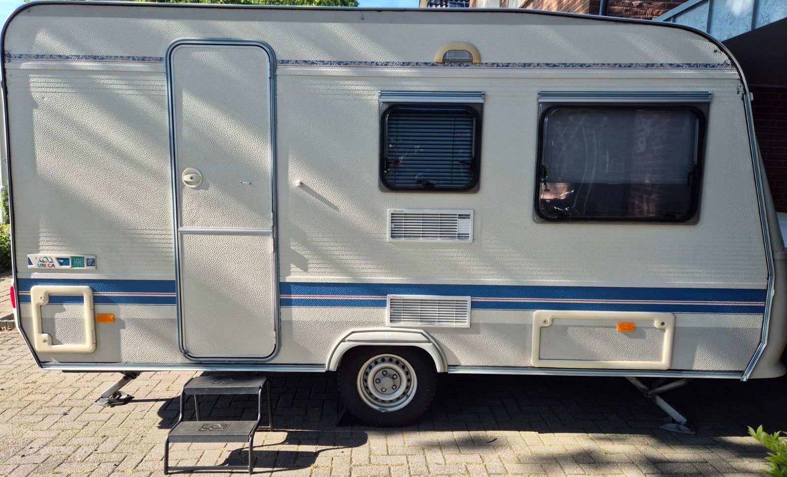 Adria Unica A390 DS – Zeer nette en complete caravan, Omvormbare zithoek, Treinzit, 750 - 1000 kg, Particulier