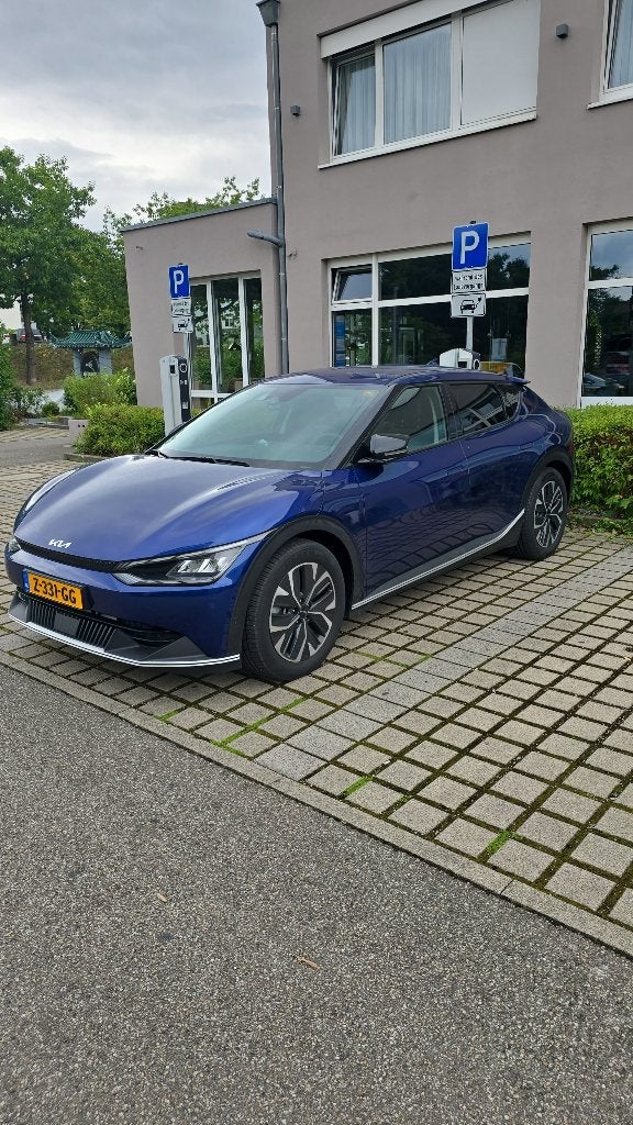Private lease overname Kia EV6 58kWh 169pk RWD 2024 Blauw, Auto's, Automaat, 750 kg, Elektrisch, Grijs