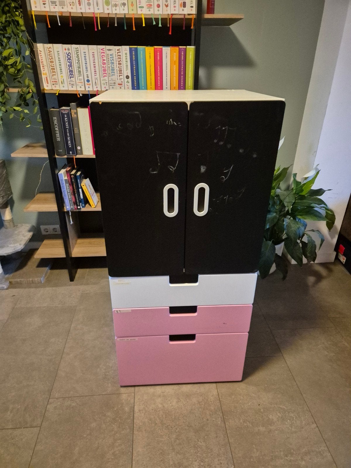 IKEA stuva Kinderkast Wit/Roze met Schoolbordverf Deuren, Kinderen en Baby's, Kinderkamer | Commodes en Kasten, Ophalen, Gebruikt