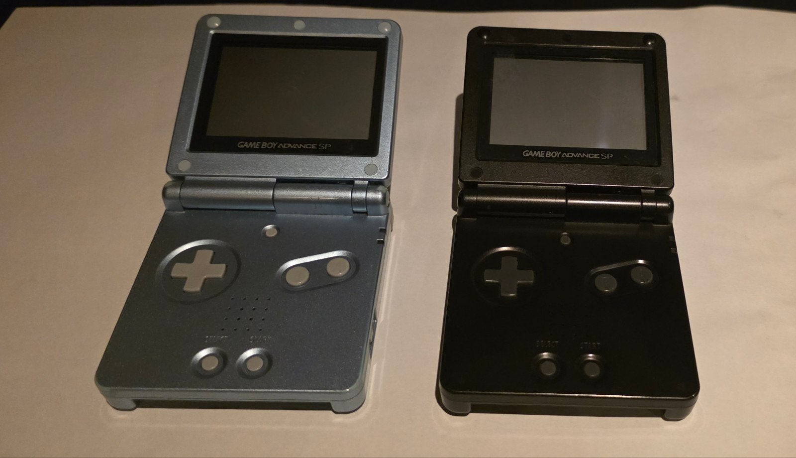 Game Boy Advance SP licht blauw en Zwart (2 stuks), Spelcomputers en Games, Ophalen of Verzenden, Gebruikt, Game Boy Advance SP