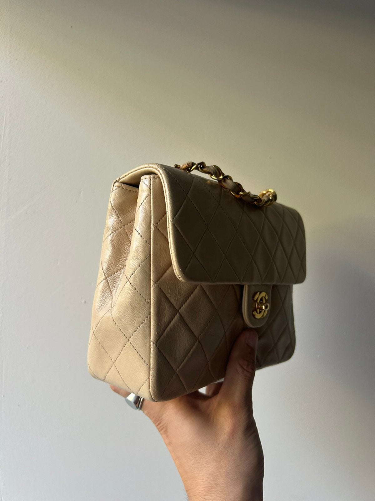 Chanel classic flap beige, Ophalen of Verzenden, Zo goed als nieuw, Beige, Schoudertasje