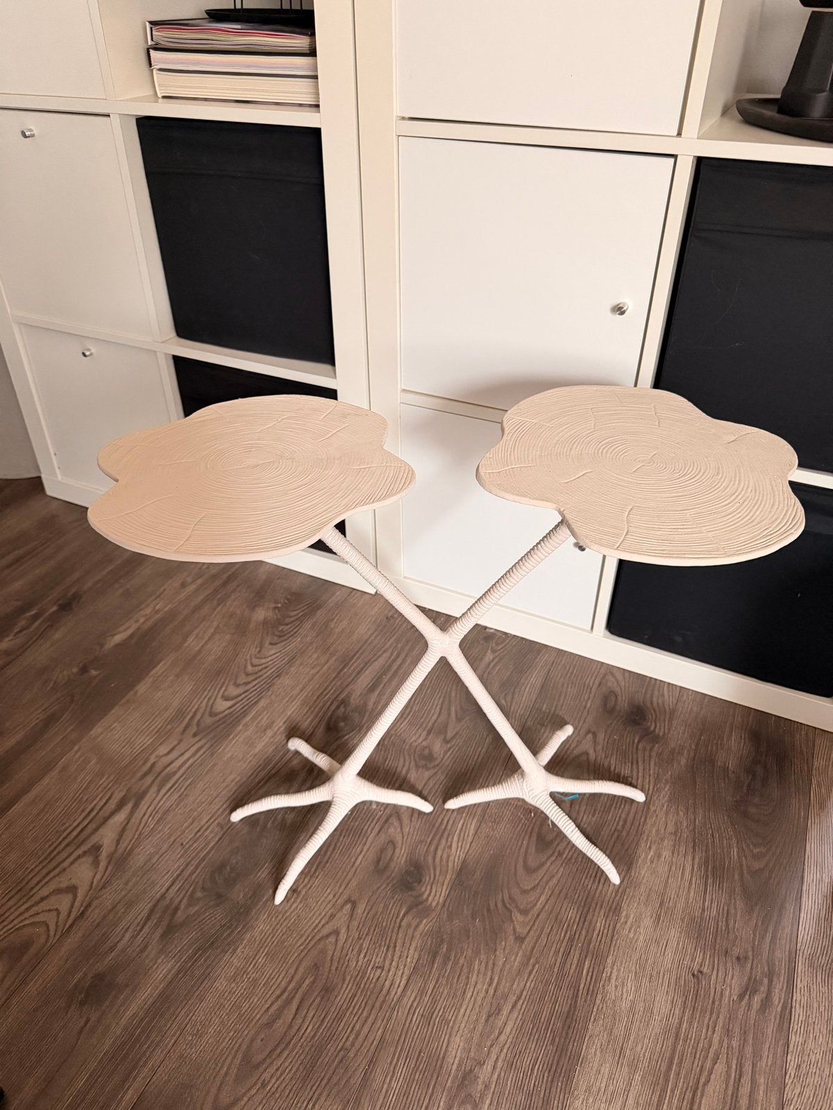 Unieke metalen bijzettafel met boomstam- en vogelpootdesign, 45 tot 60 cm, Overige materialen, Zo goed als nieuw, Overige vormen