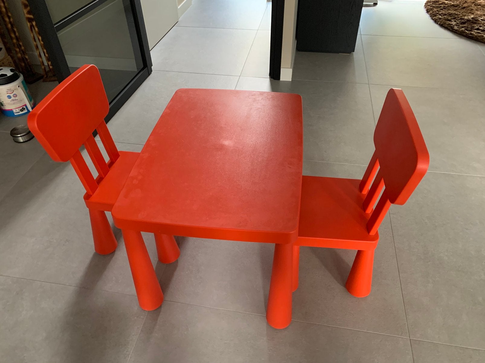 IKEA mammut kindertafel en 2 stoelen rood, Kinderen en Baby's, Ophalen, Zo goed als nieuw, Stoel(en)