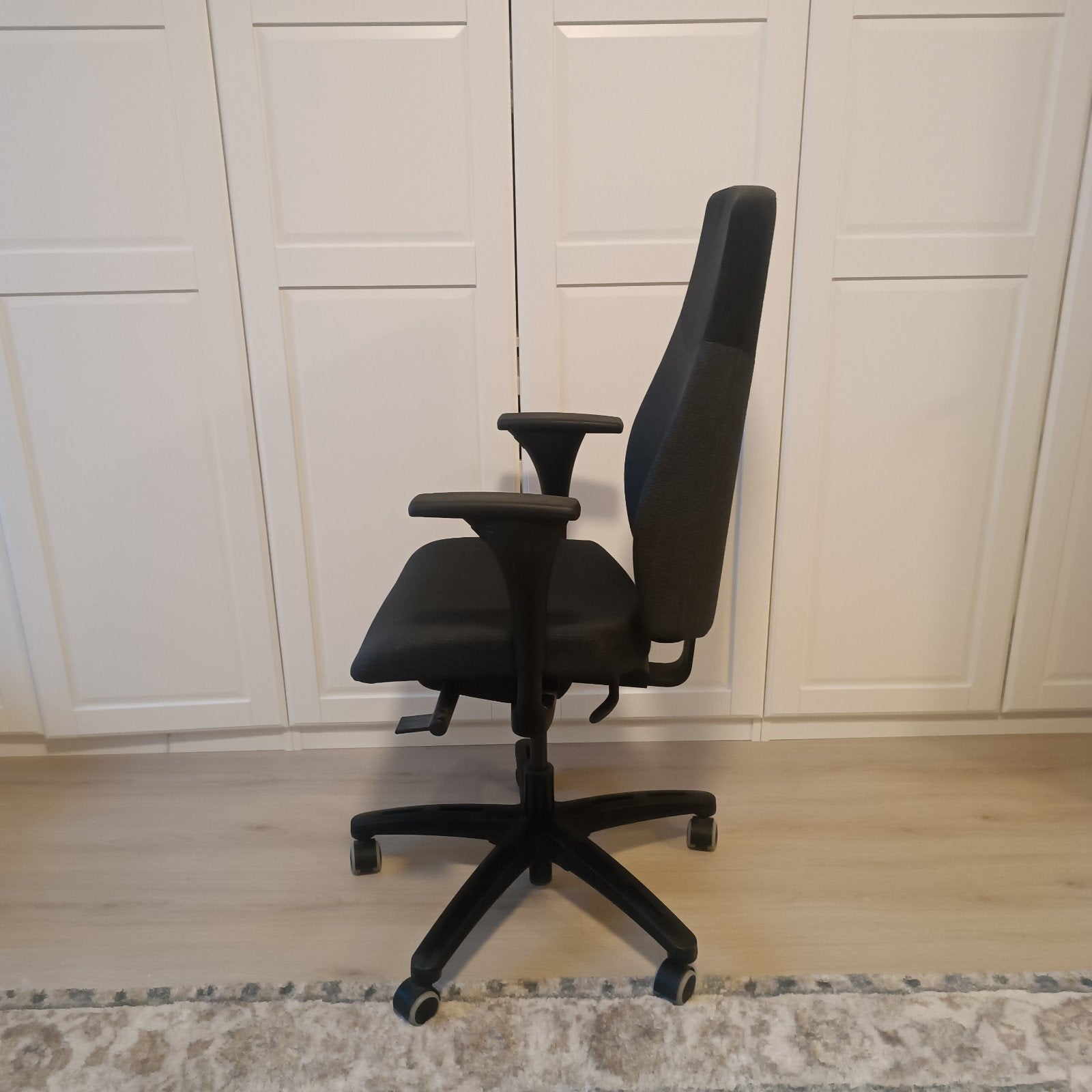 Foto 3 van Z.G.A.N. 2x Zwarte Bureaustoelen - nieuwprijs 300,-