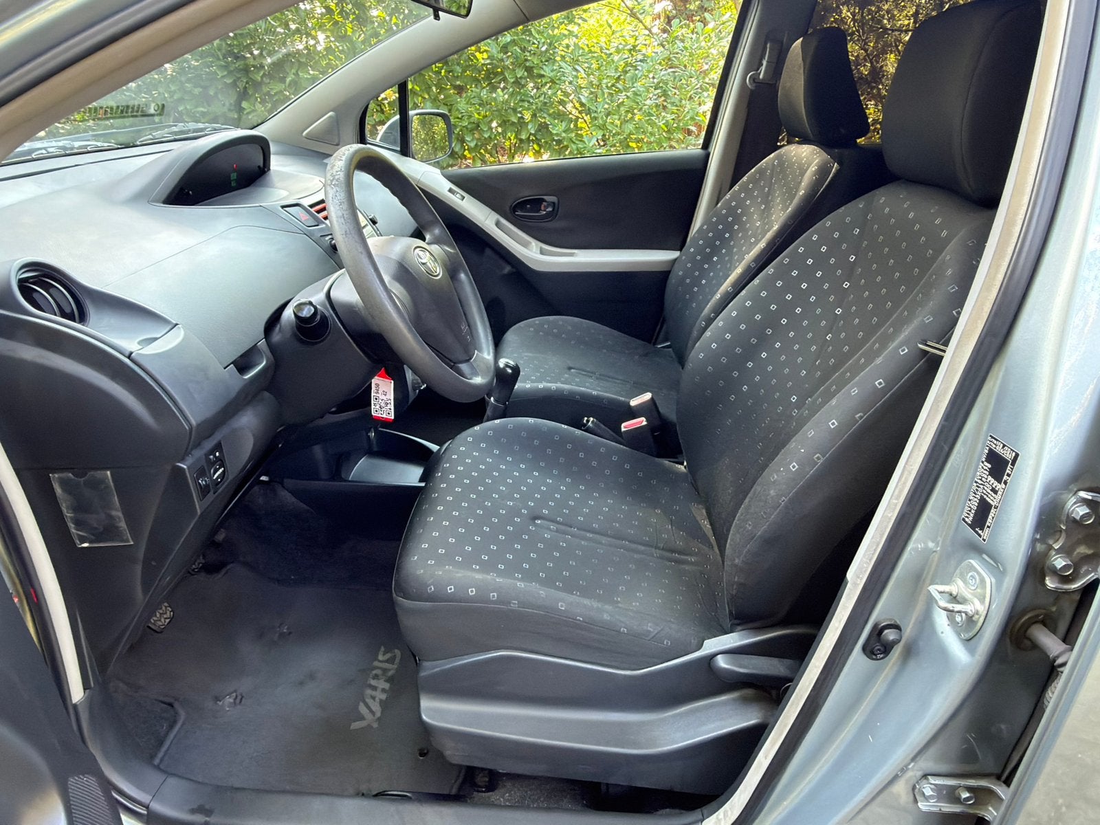 Foto 8 van Toyota Yaris 1.0 12V Vvt-i 5DR  2008 Grijs