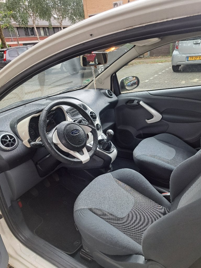 Ford Ka 1.2 51KW 2009 Wit, Auto's, Ford, Voorwielaandrijving, Stof, Beige, Ka