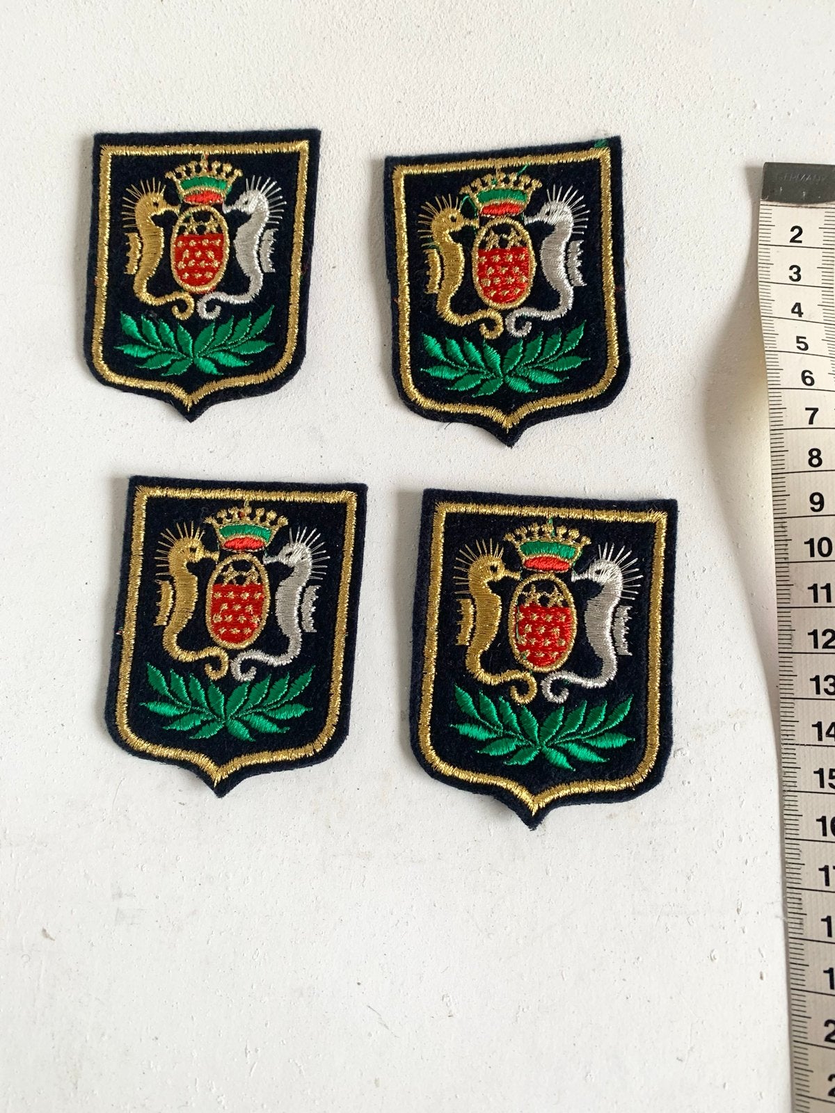4 Geborduurde Badges met Zeepaardjes en Kroon, Ophalen of Verzenden, Overige soorten