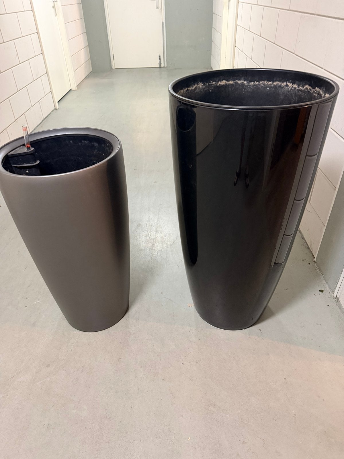 Set van 2 hoge plantenbakken, grijs en zwart, Ophalen, Kunststof, Gebruikt, Minder dan 60 cm