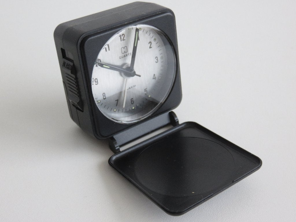 Vintage zwarte reiswekker met Quartz uurwerk, Witgoed en Apparatuur, Wekkers, Ophalen of Verzenden, Zo goed als nieuw, Analoog