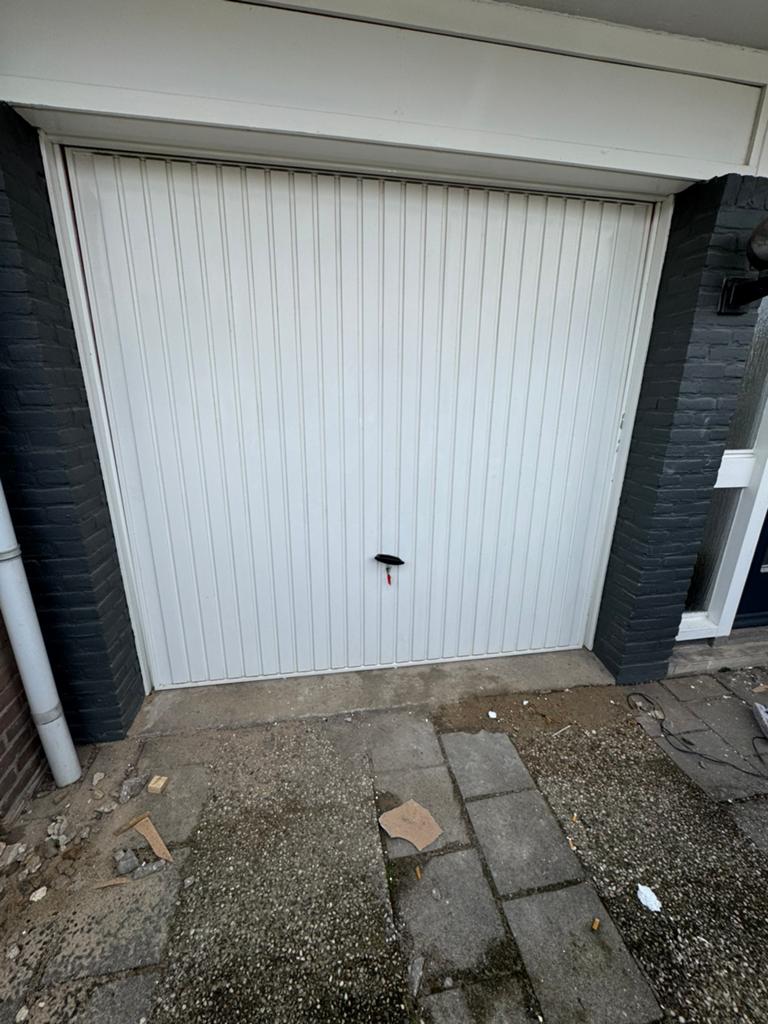 Gratis af te halen: Witte kanteldeur garage, Ophalen, Zo goed als nieuw, Wit, 200 cm of meer