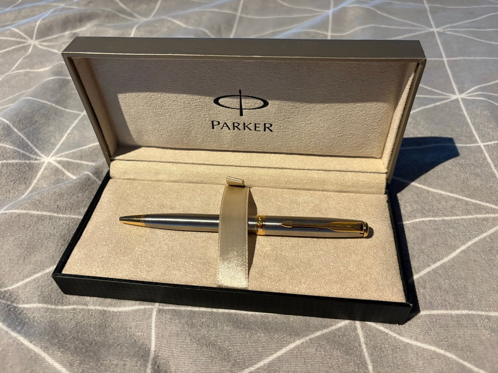 Parker Insignia balpen mat zilver met gouden accenten, Ophalen, Met doosje, Zo goed als nieuw, Parker