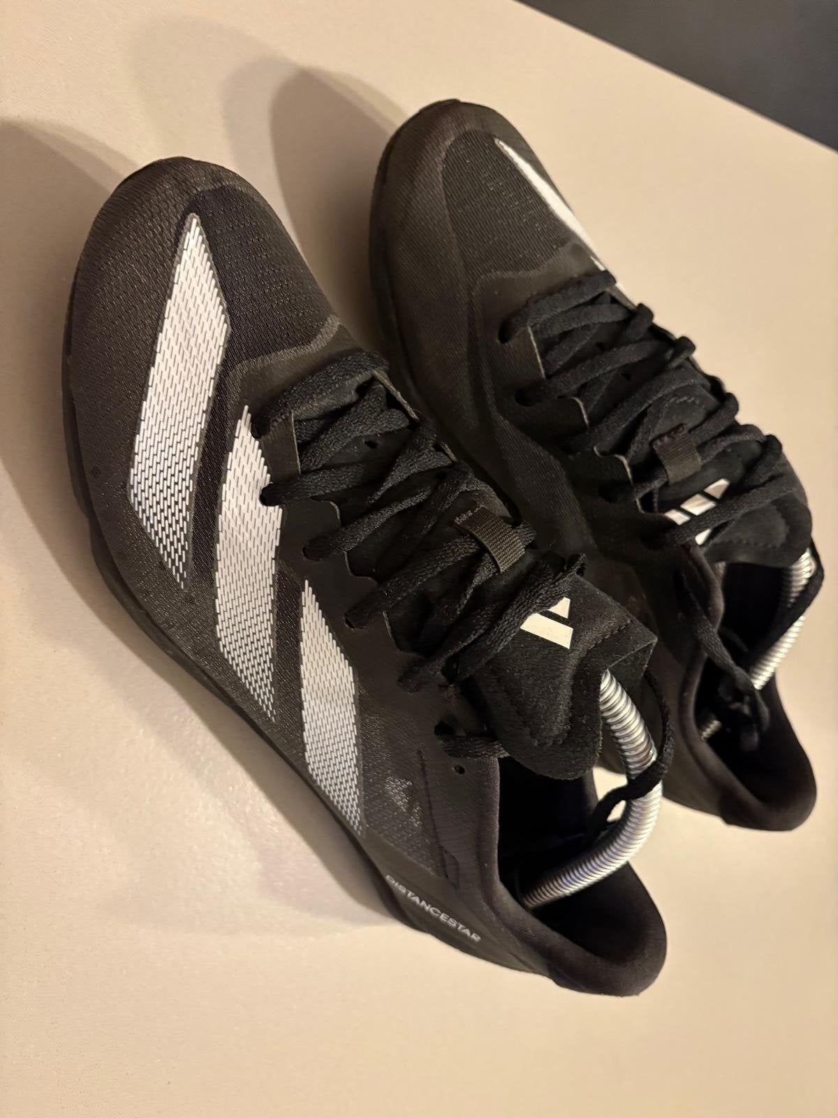 Adidas Distancestar Spikes - Zo goed als nieuw, Sport en Fitness, Adidas, Ophalen of Verzenden, Zo goed als nieuw, Spikes
