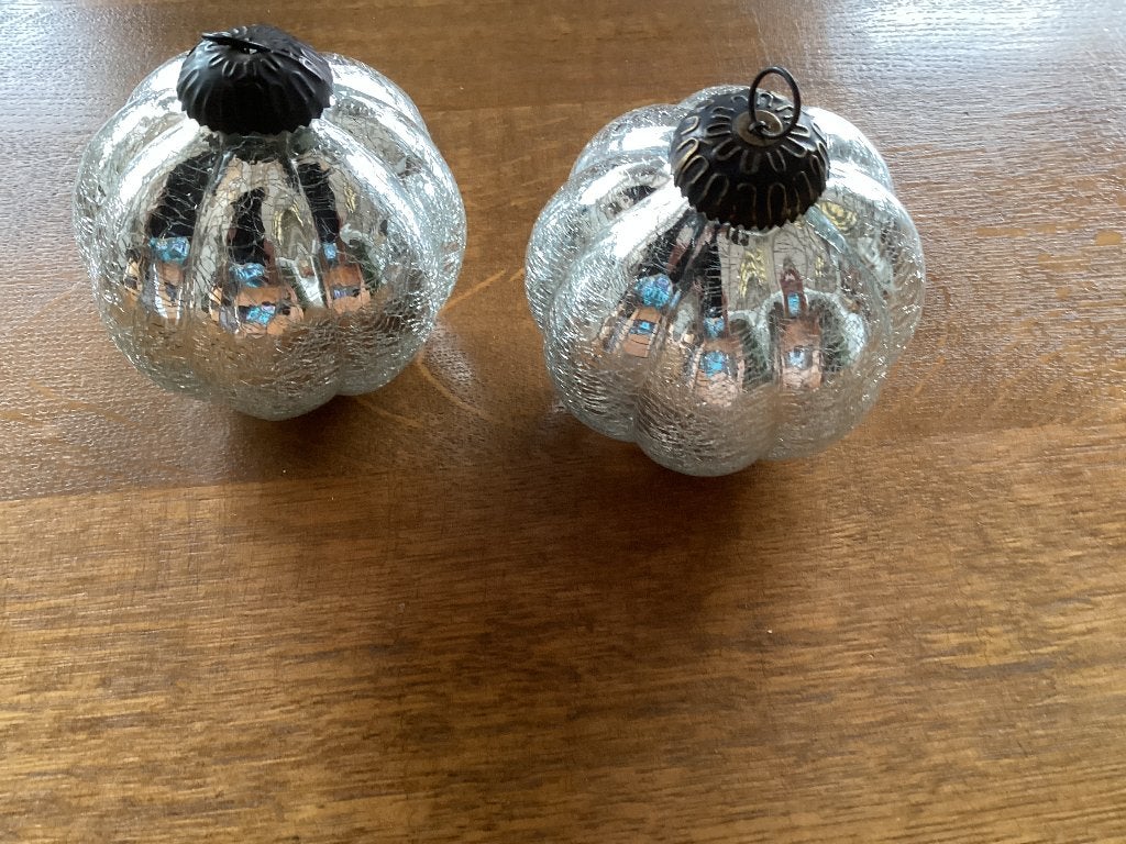 Set van 2 zilveren kleurige pompoen kerstballen/Heksenballen, Ophalen of Verzenden